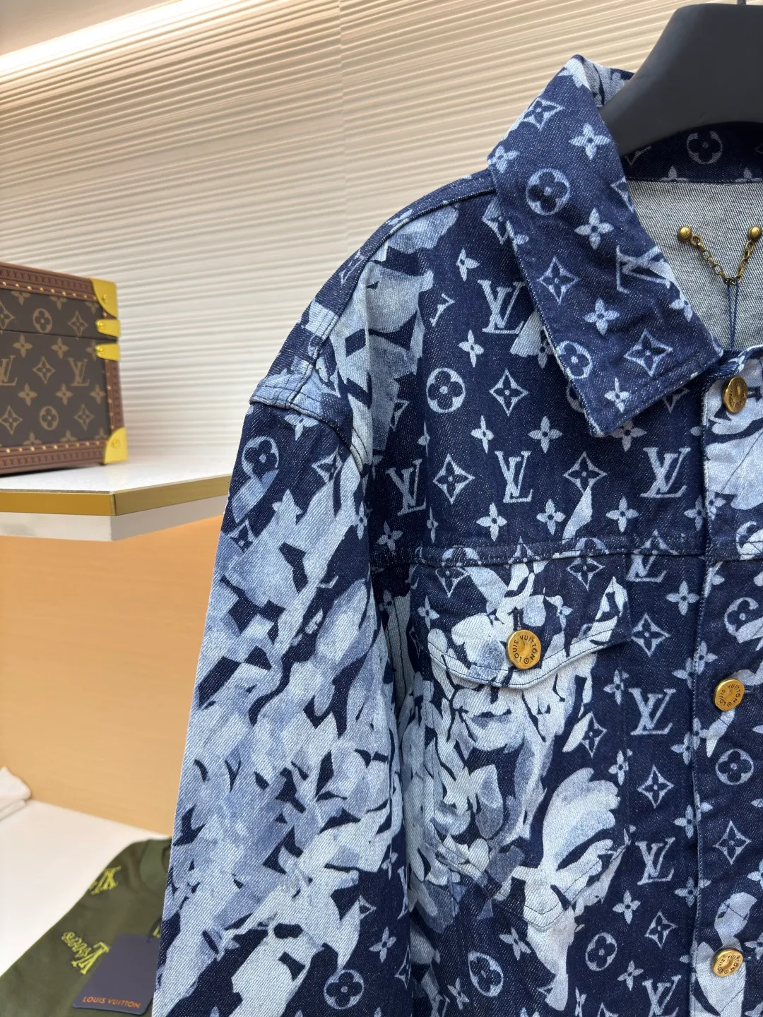 LOUIS VUITTON seagrass white and blue all-over printed denim jacket ●Authentic product: Purchased and developed by 18644 ●Item number: 1680542-D15 ●Fabric: blue denim denim fabric ●Technology: jacquard production ●Version: fitted version ●Weight: about 1130g ●Size: 46-48-50-52 ●Description: The fabric is made of blue denim twill custom-woven denim. Scan the basic artwork for front and rear panel printing The film master creates a visual effect that has no color difference with the original. After the pattern design is completed, foreign advanced penetration technology is combined with digital direct-jet printing. Color matching and inkjet printing. Alignment of ready-made garments and floral materials. The splicing positions are completely aligned. The hem, sleeves, neckline and other positions. Customized hardware accessories. It can be matched with the same style to create a fashionable look and control various occasions. Customized accessories, three complete standards, the same style for men and women!